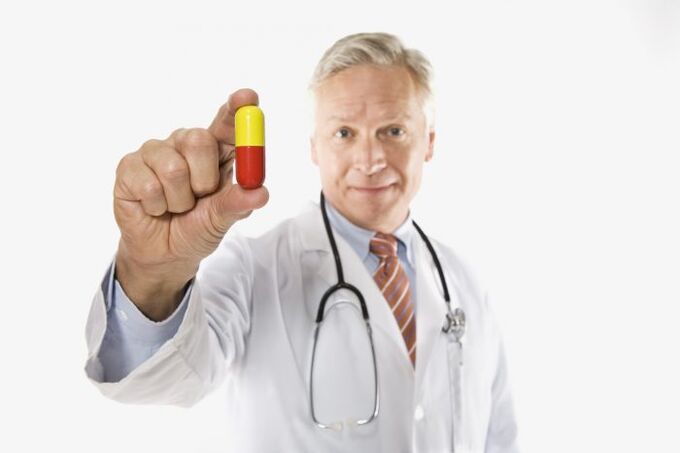 lékař nabízí lék na prostatitidu